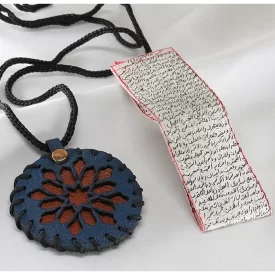 حرز امام جواد دست نویس بر پوست آهو به همراه کیف گردنی فانتزی چرم - کد 89181