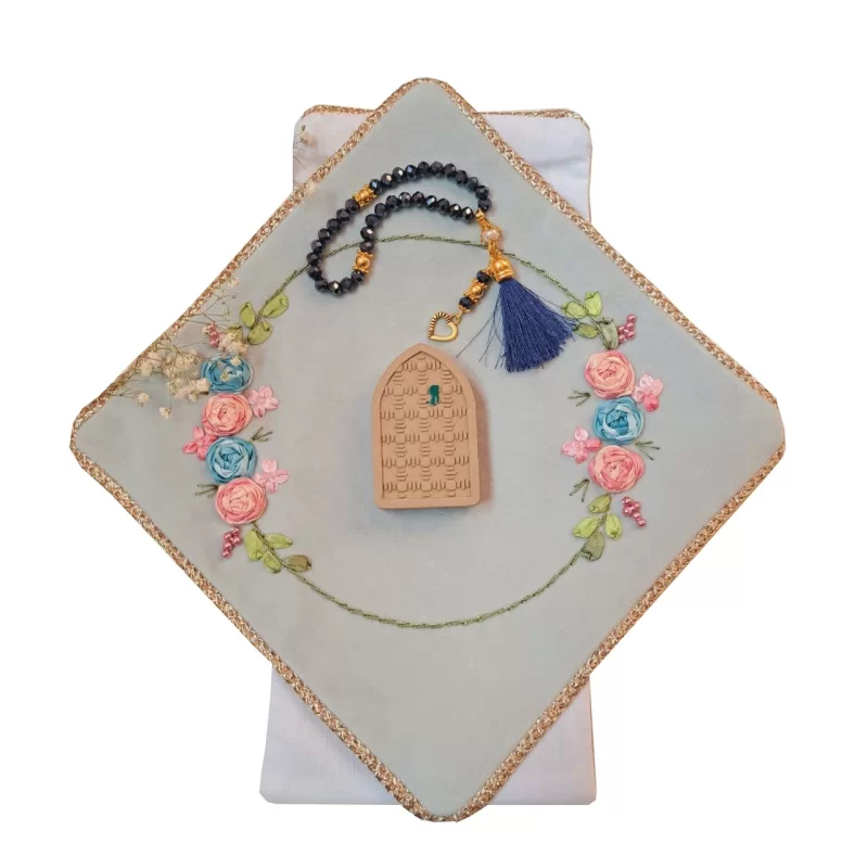 جانماز مخمل کیفی روبان دوزی با گل های صورتی و آبی