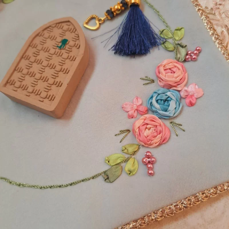 جانماز مخمل کیفی روبان دوزی با گل های صورتی و آبی