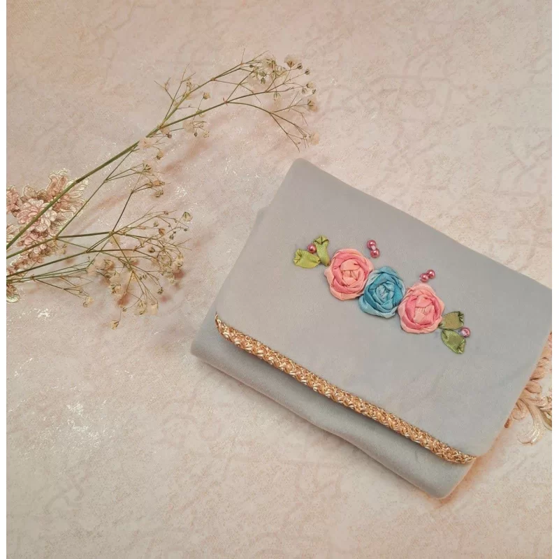 جانماز مخمل کیفی روبان دوزی با گل های صورتی و آبی