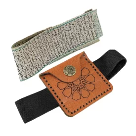 حرز امام جواد (ع) بر پوست آهو به همراه بازوبند چرم طرح دار کد 91308