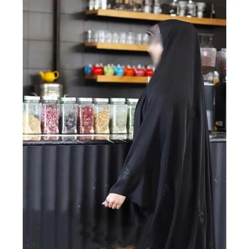 چادر مشکی عربی گلدوزی طرح رز