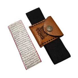 حرز امام جواد (ع) بر پوست آهو به همراه کیف بازوبند چرم ذکر دار کد 10090