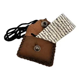 گردن آویز حرز امام جواد (ع) دستنویس روی پست آهو رنگ نسکافه ای کد 70022