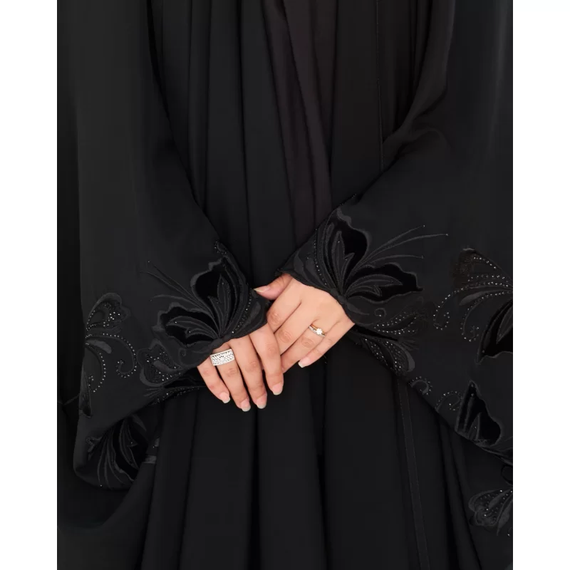 چادر مشکی عربی گلدوزی طرح پروانه مخمل ندا کره کد CH222075