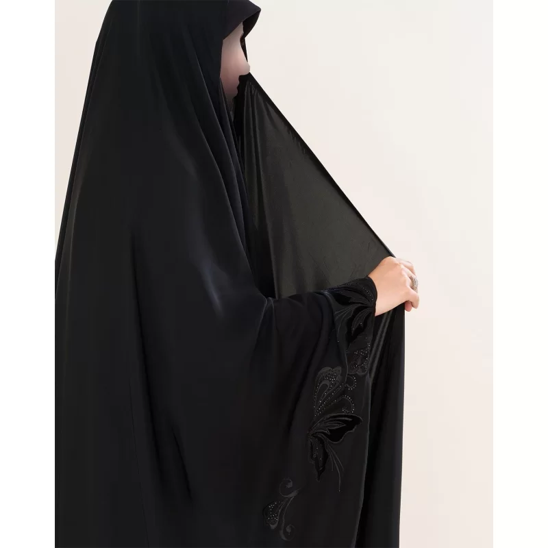 چادر مشکی عربی گلدوزی طرح پروانه مخمل ندا کره کد CH222075