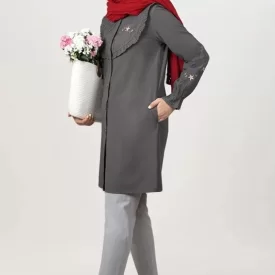 مانتو زنانه الیاف طبیعی گلدوزی رنگ طوسی تیره مدل هیبا