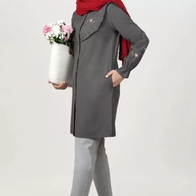 مانتو زنانه الیاف طبیعی گلدوزی رنگ طوسی تیره مدل هیبا