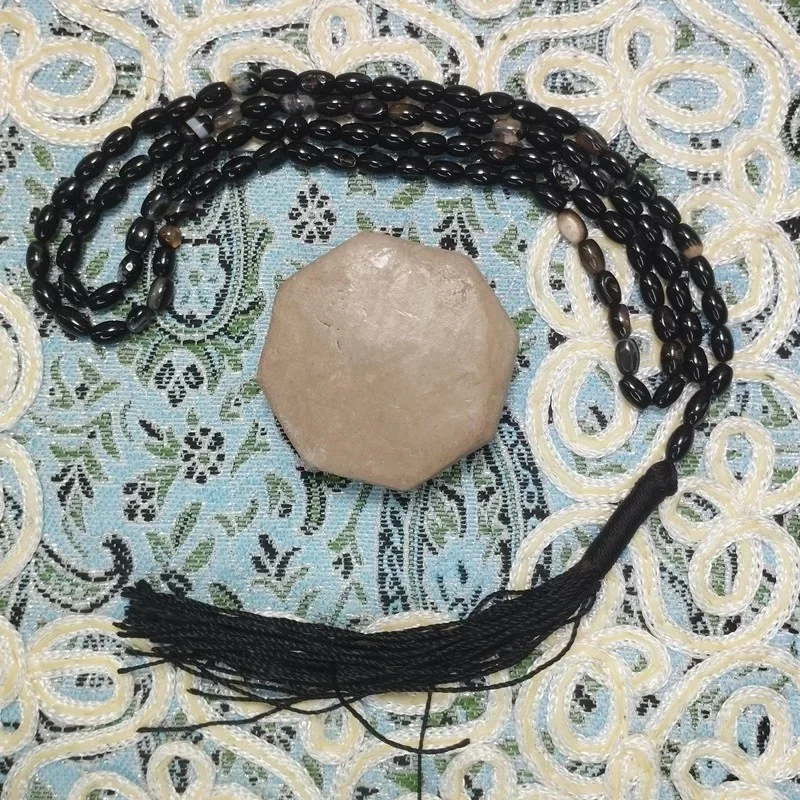 تسبیح عقیق سیاه دانه هلی مدل T017