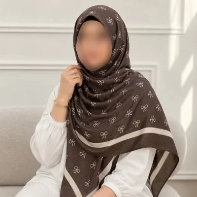 روسری نخی قهوه ای سیااسکارف لمه دار طرح پاپیون