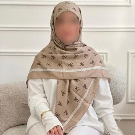 روسری نخی کرمی سیااسکارف لمه دار طرح پاپیون