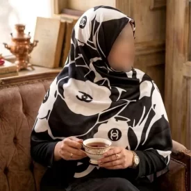 روسری ابریشم کجراه توییل مشکی سفید طرح گل شنل