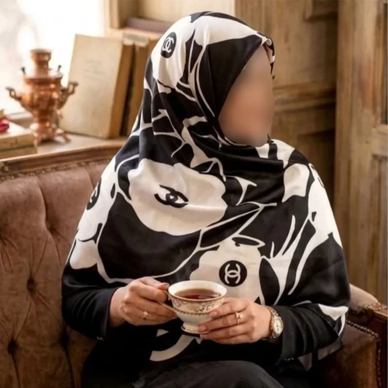 روسری ابریشم کجراه توییل مشکی سفید طرح گل شنل