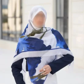روسری زنانه سفید آبی نخ یونیک طرح گل زنبق