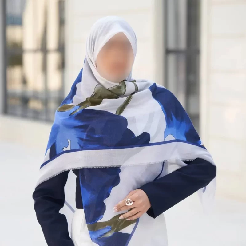 روسری زنانه سفید آبی نخ یونیک طرح گل زنبق