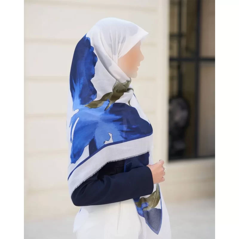 روسری زنانه سفید آبی نخ یونیک طرح گل زنبق