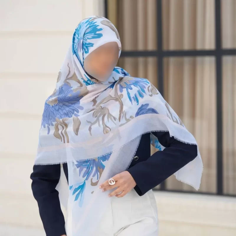 روسری زنانه آبی نخ یونیک طرح گل داوودی