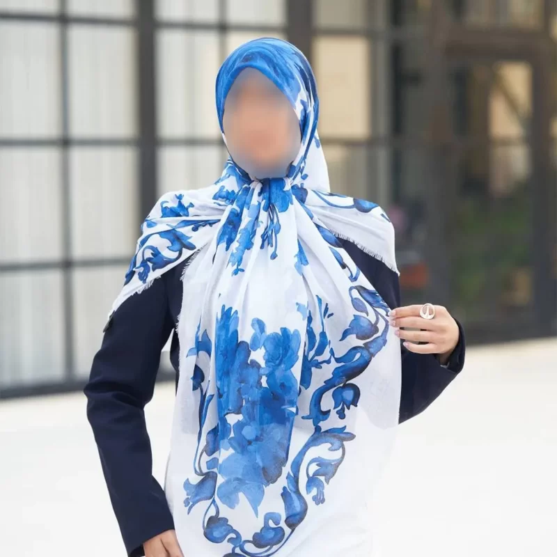 روسری زنانه سفید آبی نخ یونیک طرح گل و ختایی
