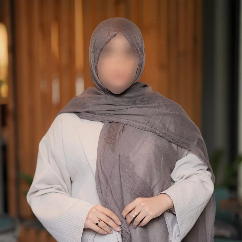 روسری زنانه نسکافه ای دودی مدل پلیسه مرواریدی