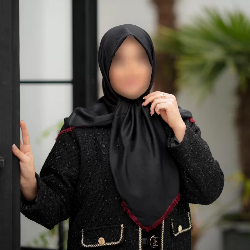 روسری زنانه مشکی ابریشم ژاکارد طرح هرمس حاشیه زرشکی