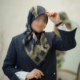 روسری زنانه سرمه ای ابریشم طرح کمربندی هرمس