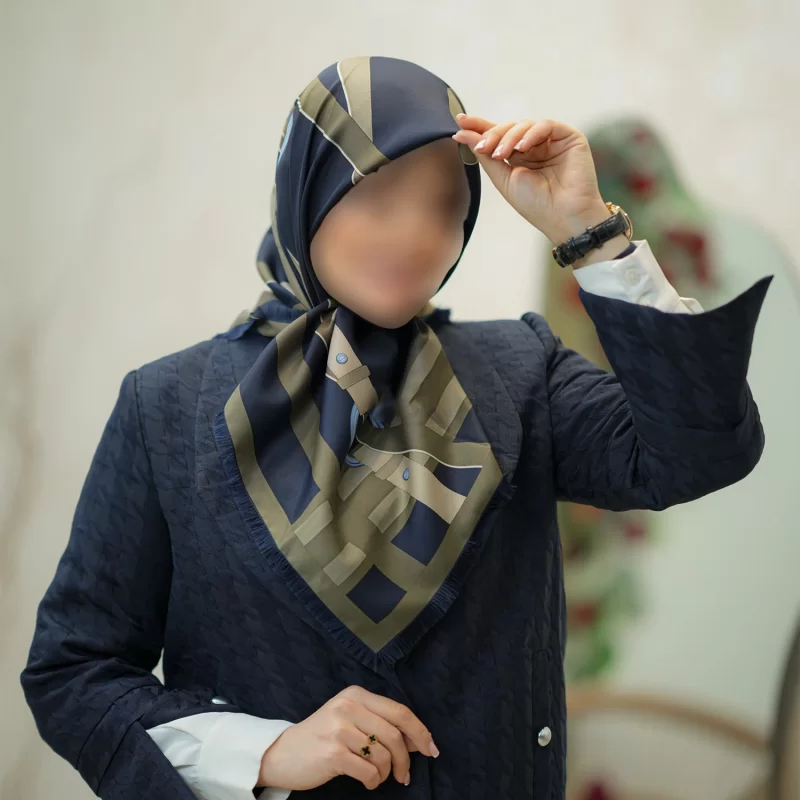 روسری زنانه سرمه ای ابریشم طرح کمربندی هرمس