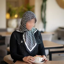 روسری زنانه مشکی سفید ابریشم طرح دیور