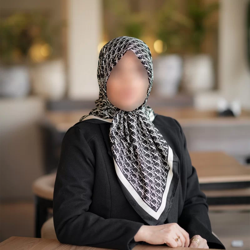 روسری زنانه مشکی کرم ابریشم طرح دیور