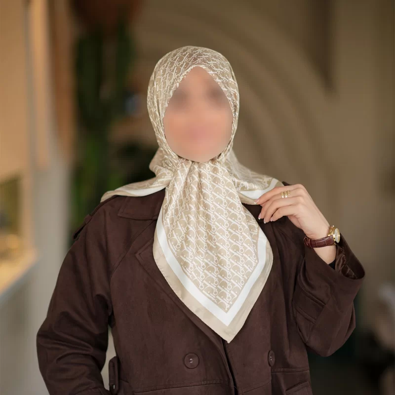 روسری زنانه کرم ابریشم طرح دیور