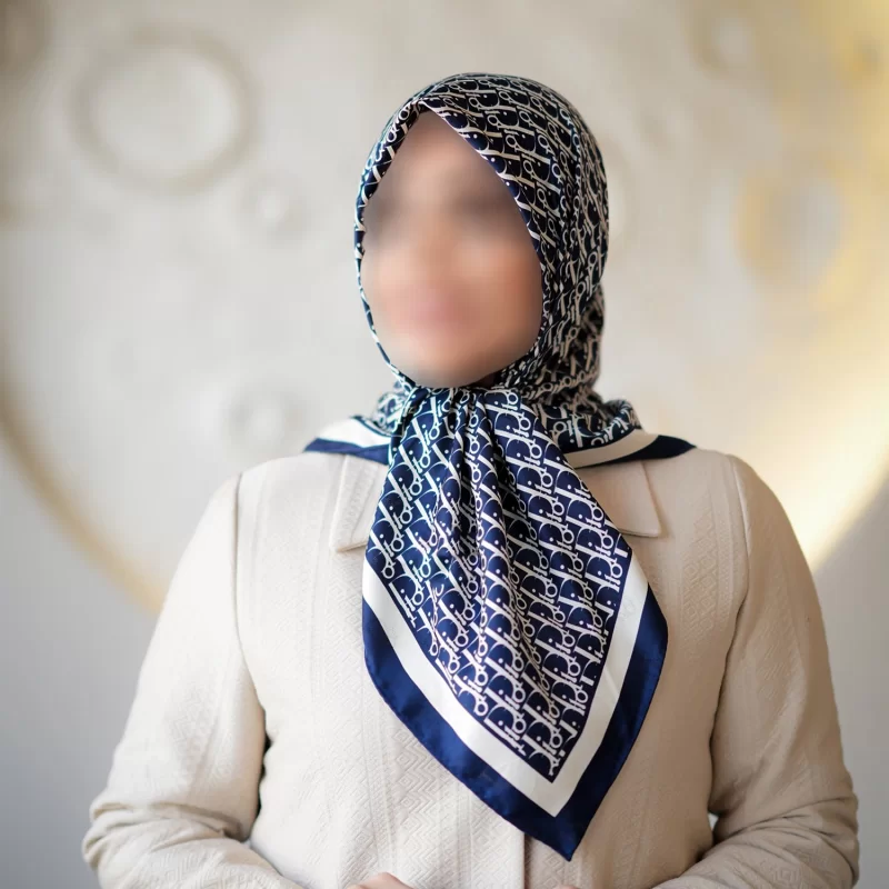 روسری زنانه سرمه ای ابریشم طرح دیور
