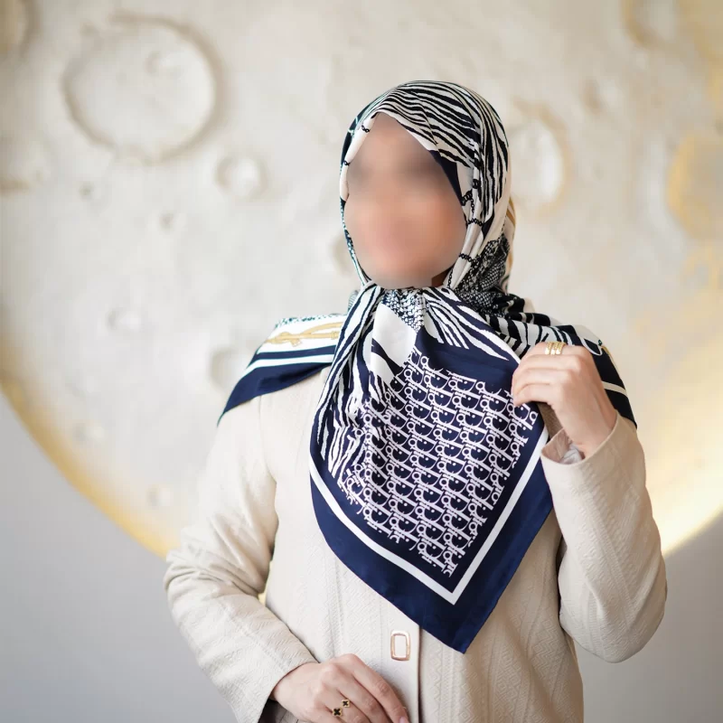 روسری زنانه سرمه ای ابریشم ژاکارد طرح زبرا