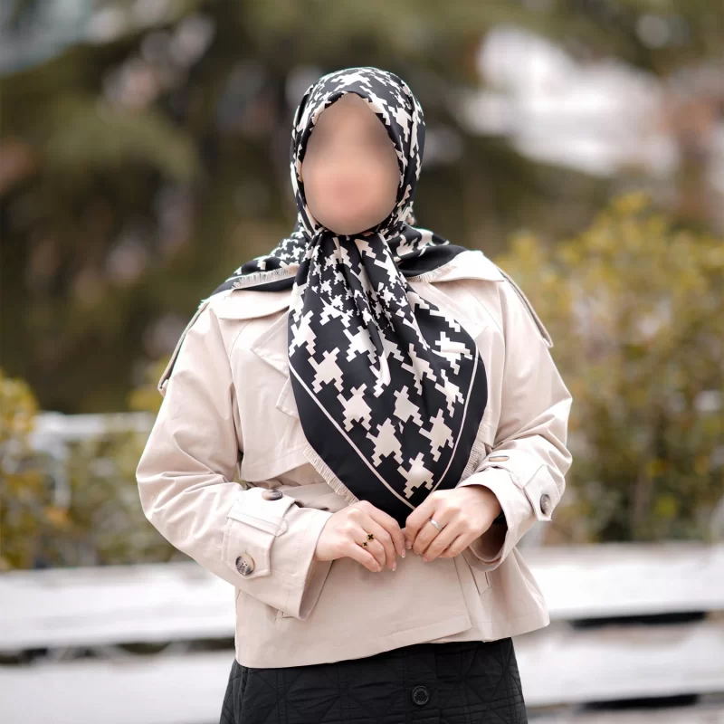 روسری زنانه مشکی کرم ابریشم طرح پیچازی