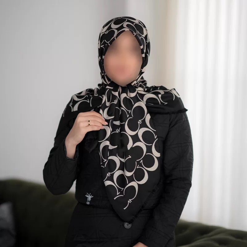 روسری زنانه مشکی کرم ابریشم طرح کوچ