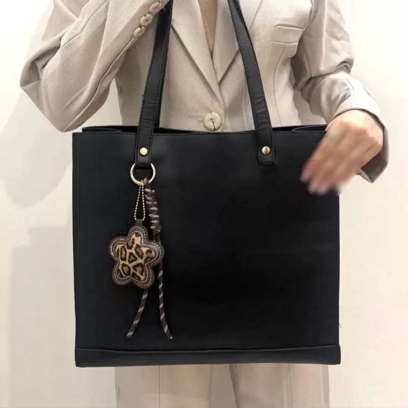 کیف زنانه دوشی بزرگ مشکی مدل منگو