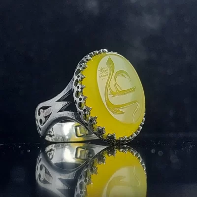 انگشتر عقیق زرد حکاکی علی (علیه السلام) رکاب آلیاژی باکیفیت  کد 3840