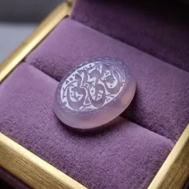 نگین عقیق سوسنی حکاکی ان معی ربی  کد 5899
