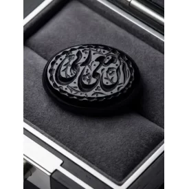 نگین عقیق مشکی حکاکی ان معی ربی  کد 5909