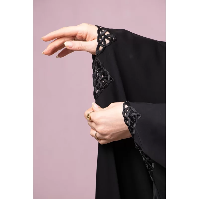 چادر خبرنگاری مشکی گلدوزی طرح مثلث پارچه الماس