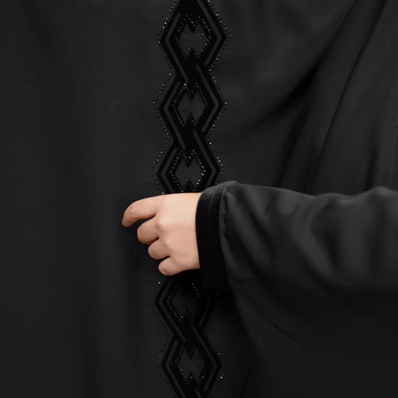 چادر عربی مشکی مخمل دوزی شده طرح لاینی لوزی کرپ حریر قطری