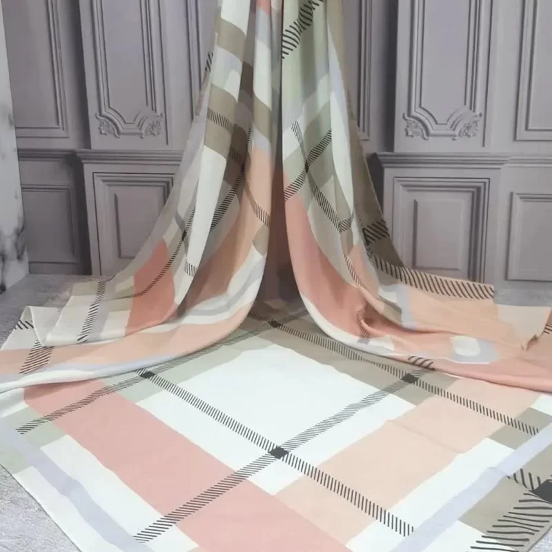 روسری مجلسی طرح باربری سفید
