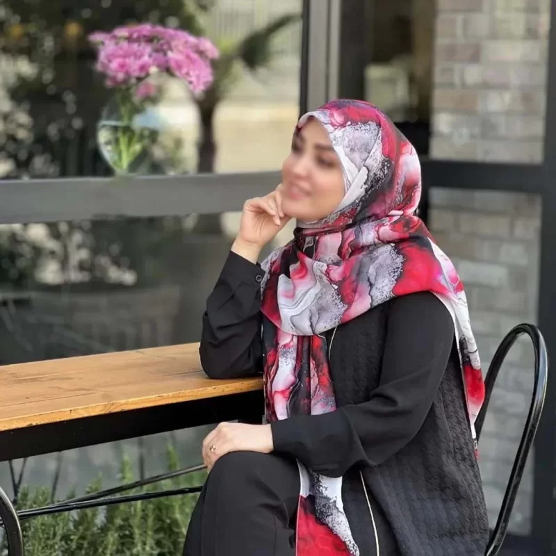 روسری نخ طرح لارا قرمز