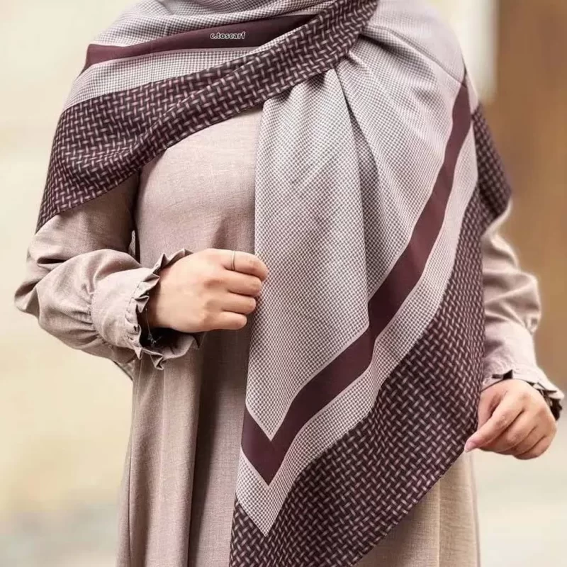 روسری نخ طرح کاملیا کرم دور قهوه ای