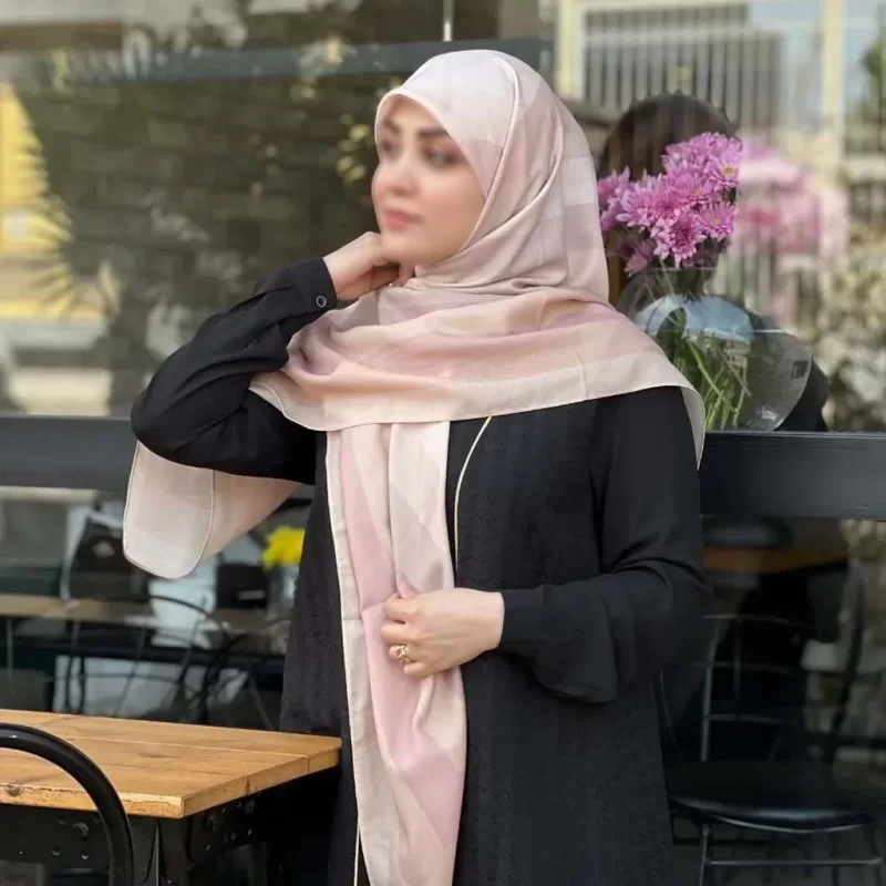 روسری نخ طرح طیفی پله ای کرم