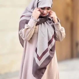 روسری نخ طرح کاملیا کرم دور قهوه ای