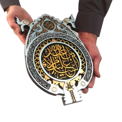 کتیبه نقش برجسته طرح سلام بر حسین کد ۱۳۲