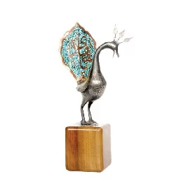 تندیس نقره کوب مجموعه حدید طرح طاووس فیروزه با پایه چوبی