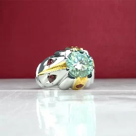 انگشتر موزونایت سبز الماس روسی با رکاب تمام دست ساز روکش آب رادیوم چند لایه و مخراج یاقوت سرخ اصل