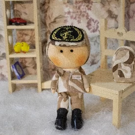 عروسک نیم دونه سرباز سپاه ایستاده