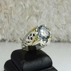  انگشتر موزونایت سفید الماس روسی با رکاب نقره دو رنگ دارای مخراج