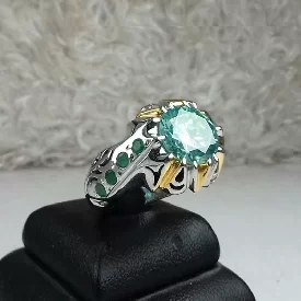  انگشتر موزونایت سبز الماس روسی با رکاب نقره دو رنگ مخراج زمرد